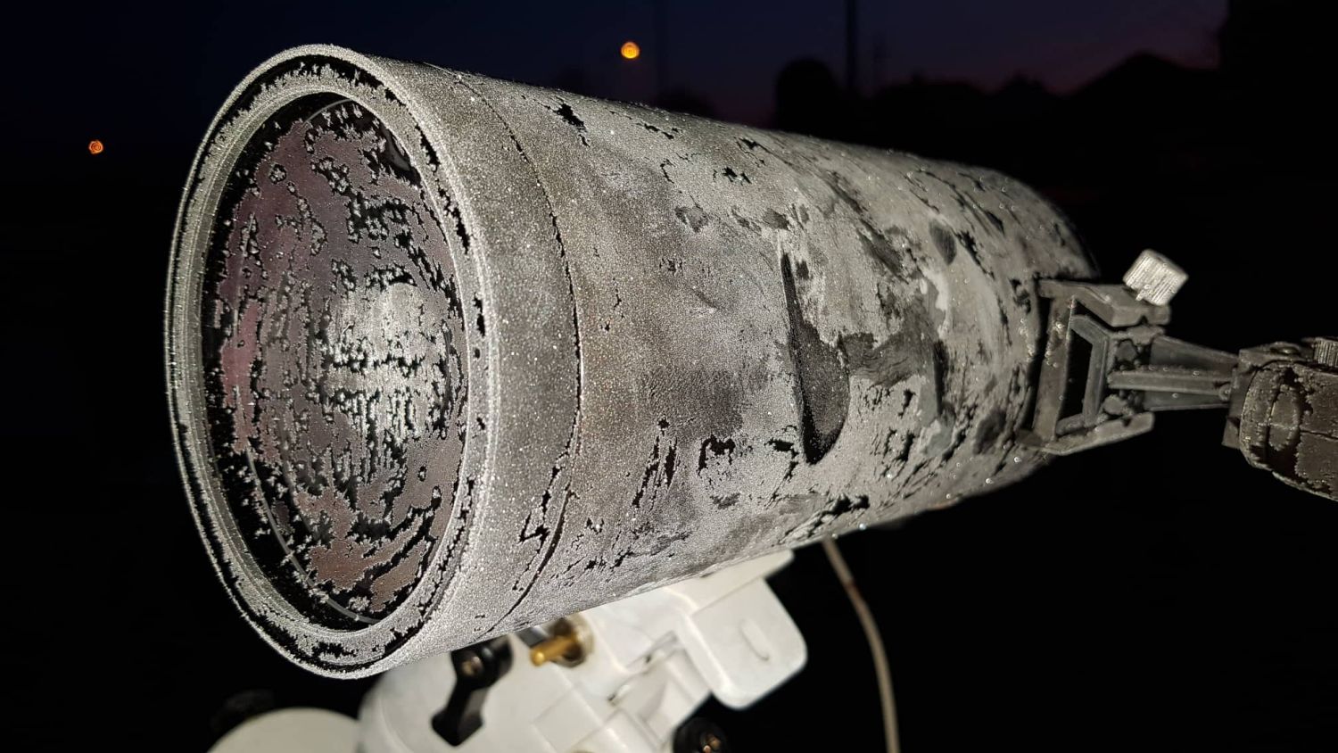 Teljes holdfogyatkozás megfigyelése egy fagyos téli hajnalon, az érdi Aréna mögötti parkolóban, 2019. január 21.